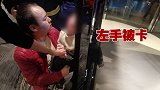 幼童左手臂被旋转门“咬“住，消防破拆成功解救