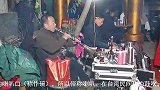 南阳唢呐老艺人演奏《传统老调》观众围的里三层外三层，热闹非凡