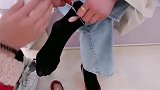 为了买双小红鞋，把新穿的袜子都剪了，这就是女人！