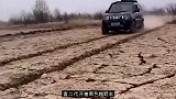富二代开着黑色越野车，来挑战沼泽