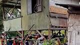 菲律宾20多名村民一起抬起整座房子帮一家人搬家