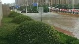 道路积水，帅哥开挖掘机排水，这一幕我看直眼了！