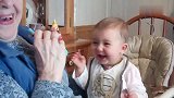宝宝和外公外婆在一起的欢乐时光，视频中满满的幸福感