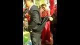 新郎的眼神透着杀气, 如果不是结婚, 老子让你好看!