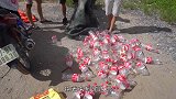 老外用可乐瓶子做成救生衣，跳进水里能否漂浮起来？效果太棒了