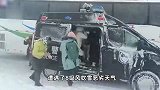 新疆民警捂着脸对抗暴风雪救人：积雪40厘米，8级风吹雪