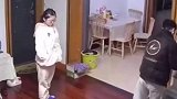 异地夫妻见面，静静等待对方拥抱