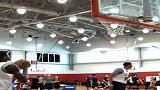 篮球-14年-美国男篮训练营：浓眉哥都看傻了！乔治原地起跳拉杆暴扣-新闻