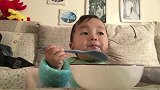 小宝宝会自己一个人吃饭了，瞧这嘴巴吃的，真不愧是吃货！