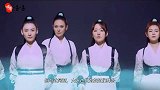 张柏芝跟陈妍希差3岁，二人绑高马尾跳舞，女侠气质全输在刘海上