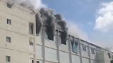 深圳比亚迪一厂房突发起火 浓烟滚滚弥漫天空