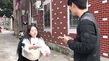 小姐姐的一个举动真的是太暖心了，满满的正能量，值得学习