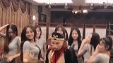 猪八戒与一群女妖精玩耍，可高兴了！