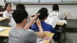 教室拍下的一幕，这位男同学真的是心细又手巧！