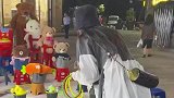 女生套圈套不中，摊主都看不下去了