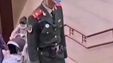 这身军装就是亲人的标志，永远值得信赖