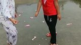 小朋友猜拳，赢了的小朋友可以踩爆一个气球