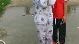 小朋友猜拳，赢了的小朋友可以踩爆一个气球