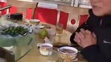 醉翁之意全在酒，不倒干净不撒手