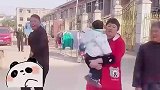 兵哥哥返乡回家，老妈放下怀里孙子去搂儿子