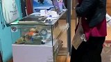 一女子被跟踪躲店里求助，店主厉声喝斥并赶走他