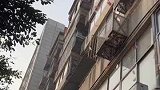 楼上一户人家不知为何，大量往窗外撒钱