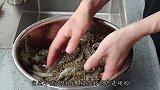 广西仔口味真重，用半斤盐煮斑节虾，可以吃一个星期