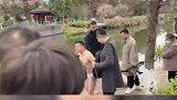 伴娘让伴郎抓鸭子，如果抓到就嫁给他