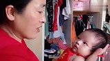 外婆哄小宝宝玩,没想到宝宝最后这样看着外婆,小眼神好萌！