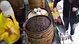 男子用手触摸过食物后不买，店员的处理方式引网友怒赞