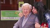 长发美女直接亲向老人，老人满脸的惊恐，谁占了便宜！