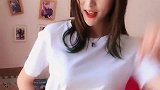 长发瓜子脸美女很美，穿牛仔裤扭动很性感迷人