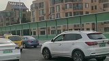 特斯拉撞上了劳斯莱斯，这下车主估计也蒙圈了
