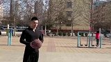 每个人都有自己喜欢的灌篮动作，大哥的这个一般人学不来