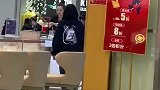 女生想去问金价，小姐妹二话不说就走去了柜台