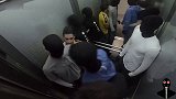 男子在电梯里假扮模特恶搞陌生人，路人防不胜防，太贱了