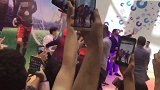 西甲-1718赛季-皮克看懵!布教授活动现场遭突袭 疯狂球迷熊抱被带走-新闻