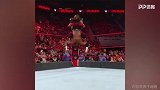 这姿势谁顶得住？WWE赛场现劲爆抱摔