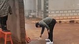 这俩人放个鞭炮差点给自己送走了，真是卧龙凤雏啊
