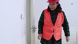 农村大妈参加家长会，被富豪家长甩耳光，没想大妈是董事长