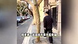 严屹宽和老婆牵手逛街，46岁状态年轻帅气，夫妻俩街边自拍超恩爱