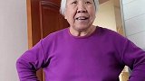 女生回家后奶奶偷偷去买了草莓