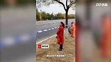 笑到头掉！东北大姨魔性助威马拉松 吐槽配速员带气球“兜风”