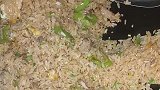女子在家做蛋炒饭，米饭颗颗分明色泽鲜艳