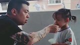 再彪悍的爸爸，在女儿面前都是小白兔，网友硬汉柔情！