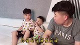 爸妈秀恩爱，相差三岁的兄弟俩这嫌弃的表情太逗了