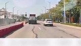 小车想要超车，却一直被路障阻挡