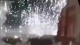 铝热剂燃烧弹坠落瞬间，如流星雨般美丽却太残酷