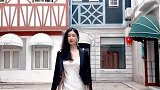 吊带裙的精致穿搭最能展现优雅气质，小姐姐实在太美了！