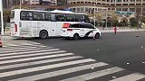 一人跑马拉松跟着一整个车队,实在不行就上车吧